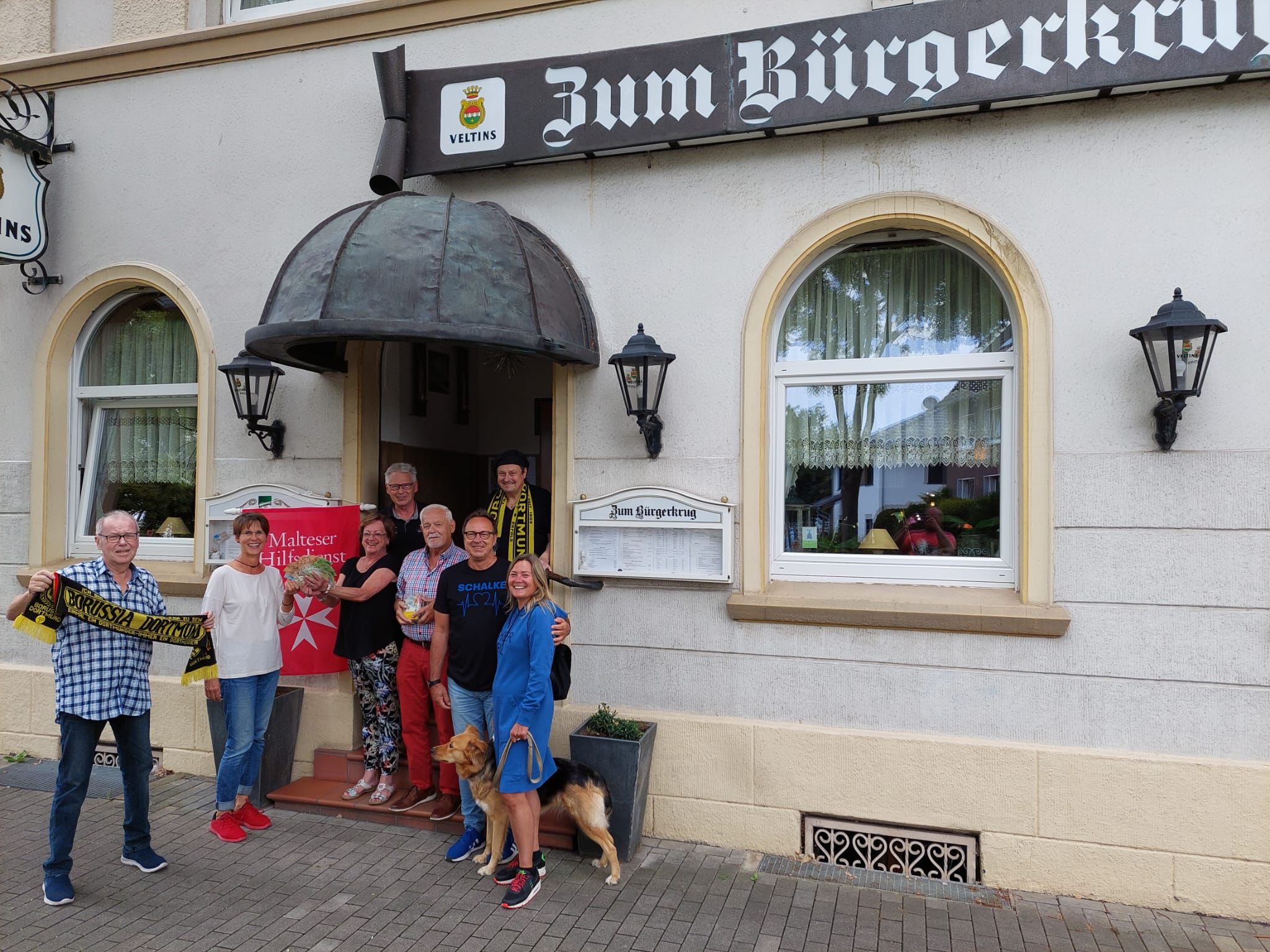 �bergabe der 1236 Euro an die Malteser