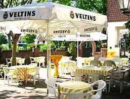 Der Biergarten der Gastst&auml;tte "Zum B&uuml;rgerkrug", schattig und k&uuml;hl auch an den hei&szlig;esten Tagen. Hier werden auch Grillfeste gefeiert.